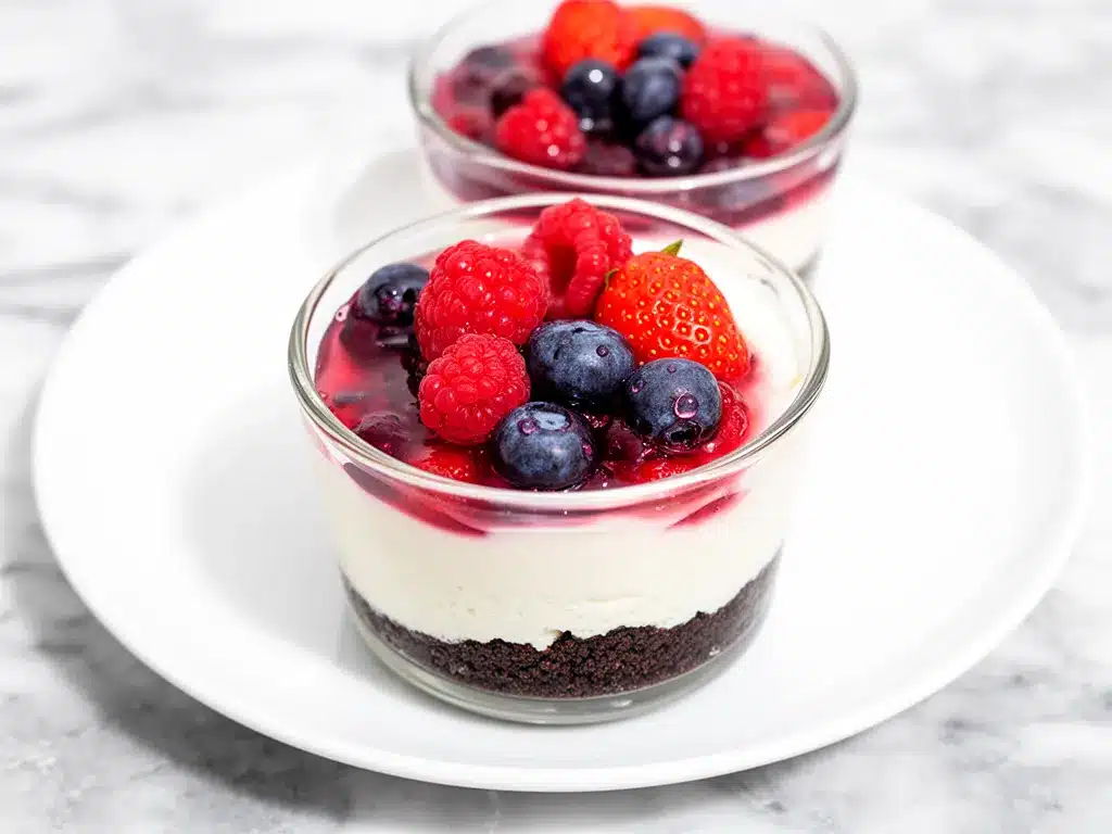 No-Bake Mini Berry Cheesecake Cups: 5-Min Easy Dessert 4 no-bake mini berry cheesecake cups preparation steps